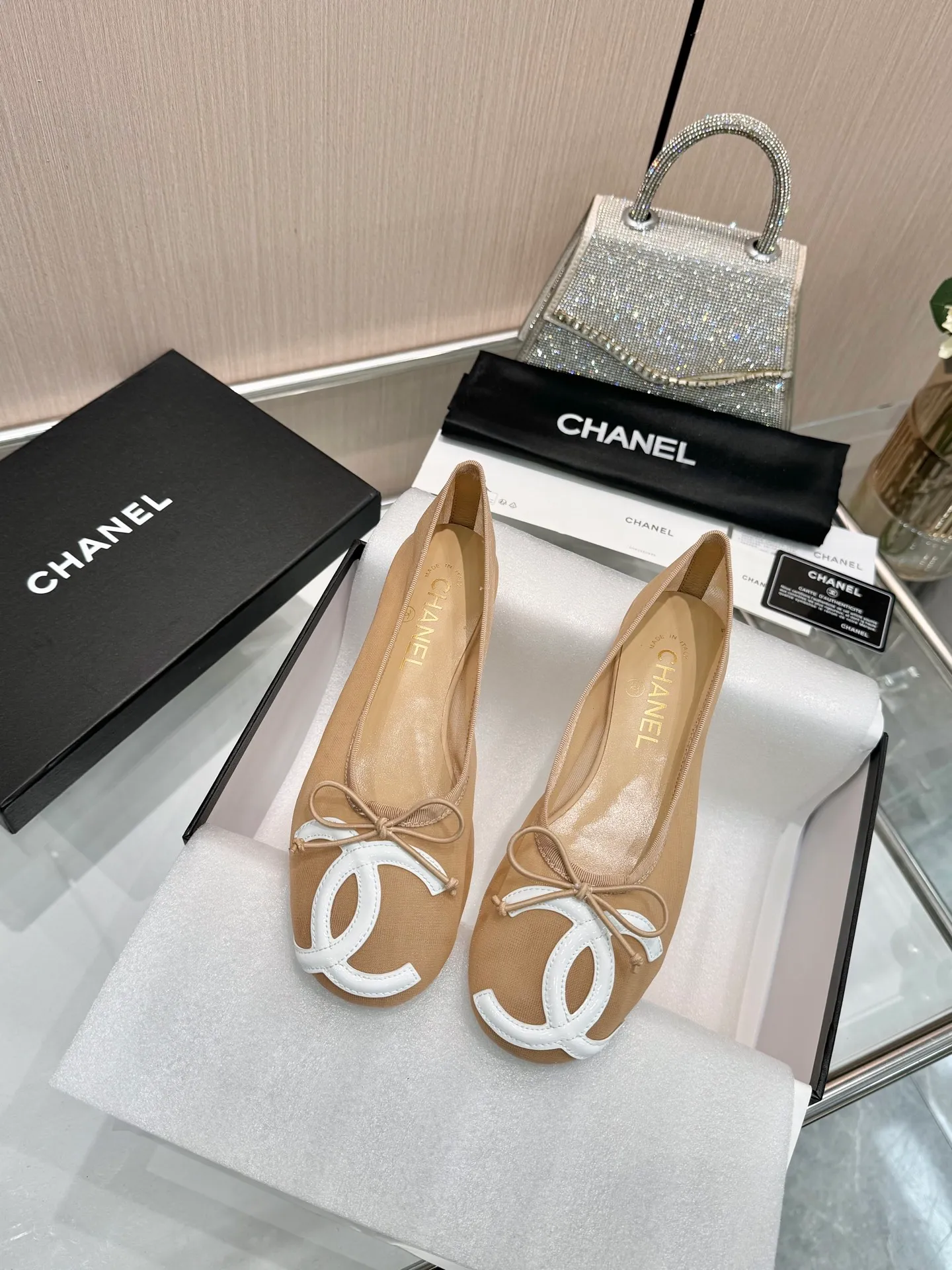 👟👟Ex-factory price 480👟👟 | ²⁰²5 𝐬𝐬 🤍🤎𝐂𝐇𝐀𝐍𝐄𝐋 Chanel 26A catwalk style handmade Mary Jane women's shoes. Ballet shoes are so amazing, the bow pattern is so cute! Even if I don’t wear flat shoes, I can’t resist the temptation! The second recommended pair of Chanel logo women's shoes has great texture and is versatile. It is made of lambskin and has an original two-color outsole. Size: 35-40 (41 can be customized and cannot be returned or exchanged)